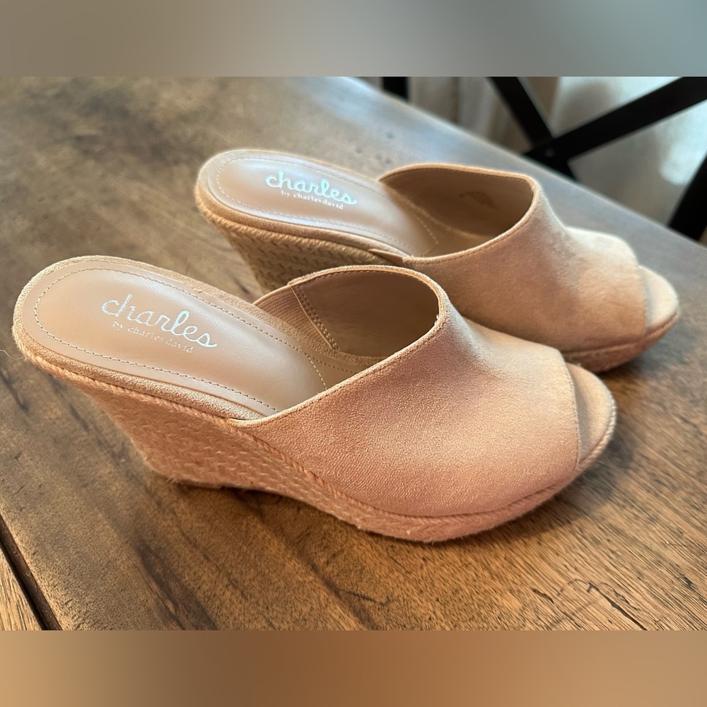 EUC Women’s Charles David Wedge Shoes Color Cream Size 7M.